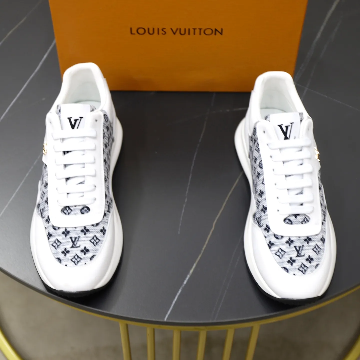 Ex-factory price: 462💰🙅‍♂️🙅‍♂️🙅‍♂️ Brand: LV Louis Vuitton Standard code: 38-44 (45 customized) Grade: Same as the official website Material: Original cowhide stitching brand cloth Comfortable and breathable lining Lightweight and wear-resistant sports outsole Style category: Men's fashion casual shoes Running sneakers Distinguished luxury brand elements Top luxury Color: actual picture color
